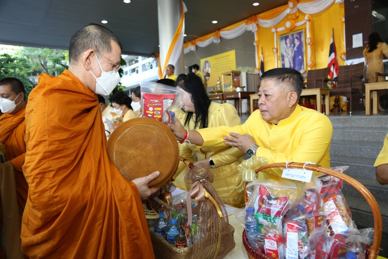พิธีเจริญพระพุทธมนต์และทำบุญตักบาตร 