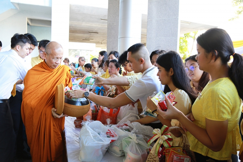 พิธีทำบุญตักบาตรข้าวสารอาหารแห้ง เดือนพฤษภาคม 2562