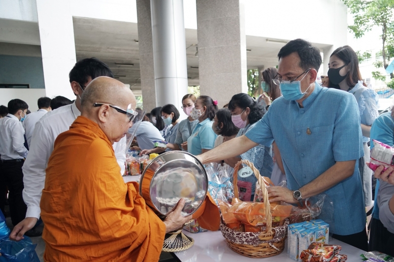 พิธีทำบุญตักบาตรข้าวสารอาหารแห้ง คณะสงฆ์จำนวน 9 รูป จากวัดเทพธิดารามวรวิหาร พระอารามหลวง เพื่อน้อมถวายเป็นพระราชกุศลและถวายพระพร