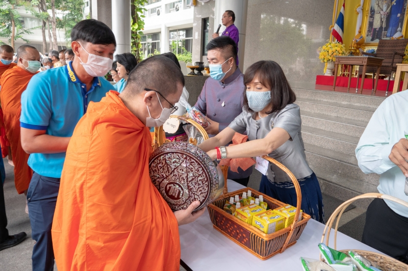 พิธีทำบุญตักบาตรข้าวสารอาหารแห้ง คณะสงฆ์จากวัดอินทรวิหาร พระอารามหลวง