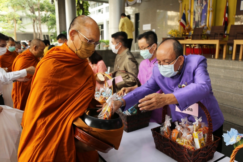 พิธีทำบุญตักบาตรข้าวสารอาหารแห้ง คณะสงฆ์จากวัดพระราม 9 กาญจนาภิเษก พระอารามหลวง