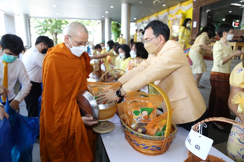 พิธีทำบุญตักบาตรข้าวสารอาหารแห้ง คณะสงฆ์จากวัดราชคฤห์วรวิหาร พระอารามหลวง เพื่อน้อมอุทิศถวายเป็นพระราชกุศลแด่ พระบาทสมเด็จพระบร