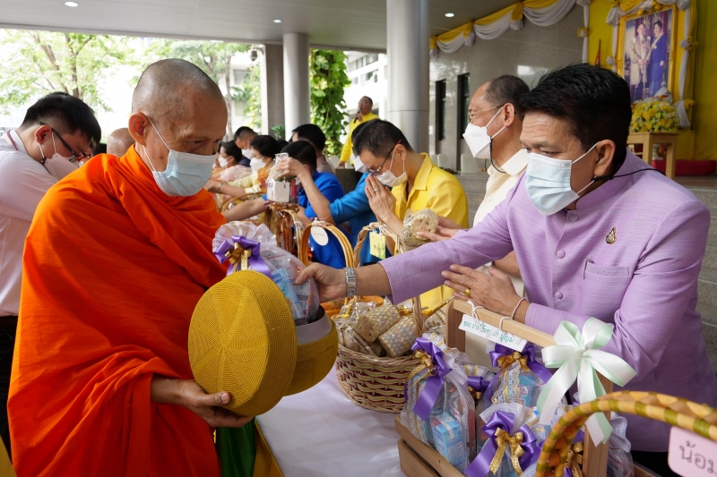 พิธีทำบุญตักบาตรข้าวสารอาหารแห้ง คณะสงฆ์จากวัดระฆังโฆสิตารามวรมหาวิหาร พระอารามหลวง เนื่องในเทศกาลขึ้นปีใหม่ พุทธศักราช 2566