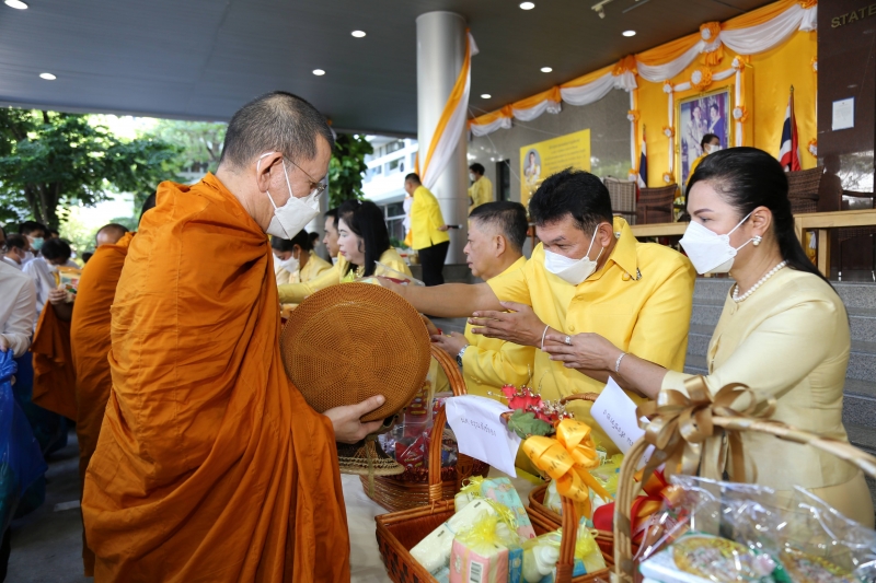 พิธีเจริญพระพุทธมนต์และทำบุญตักบาตร 