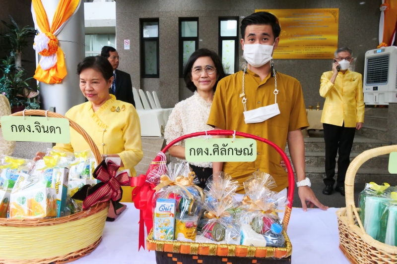 ทำบุญตักบาตร