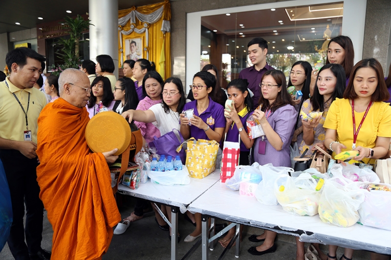 พิธีทำบุญตักบาตรข้าวสารอาหารแห้ง เดือนเมษายน 2562