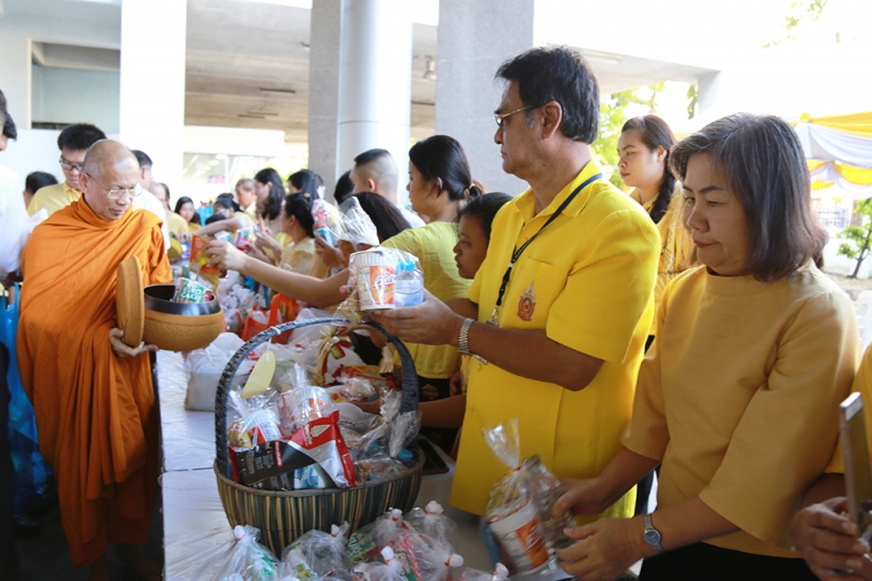 พิธีทำบุญตักบาตรข้าวสารอาหารแห้ง เดือนพฤษภาคม 2562