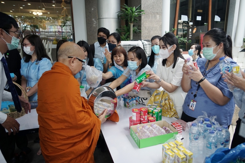 พิธีทำบุญตักบาตรข้าวสารอาหารแห้ง คณะสงฆ์จำนวน 9 รูป จากวัดเทพธิดารามวรวิหาร พระอารามหลวง เพื่อน้อมถวายเป็นพระราชกุศลและถวายพระพร