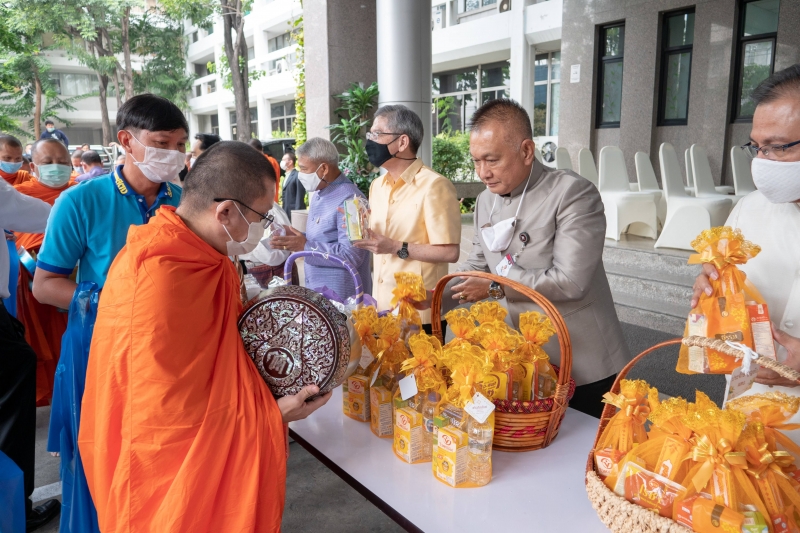 พิธีทำบุญตักบาตรข้าวสารอาหารแห้ง คณะสงฆ์จากวัดอินทรวิหาร พระอารามหลวง