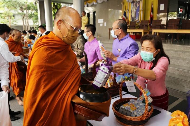 พิธีทำบุญตักบาตรข้าวสารอาหารแห้ง คณะสงฆ์จากวัดพระราม 9 กาญจนาภิเษก พระอารามหลวง