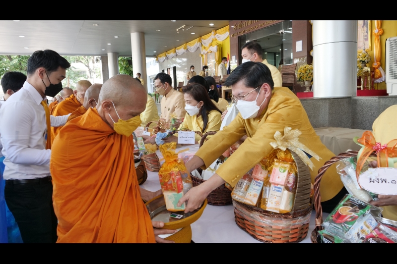 พิธีทำบุญตักบาตรข้าวสารอาหารแห้ง คณะสงฆ์จากวัดราชคฤห์วรวิหาร พระอารามหลวง เพื่อน้อมอุทิศถวายเป็นพระราชกุศลแด่ พระบาทสมเด็จพระบร