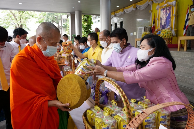 พิธีทำบุญตักบาตรข้าวสารอาหารแห้ง คณะสงฆ์จากวัดระฆังโฆสิตารามวรมหาวิหาร พระอารามหลวง เนื่องในเทศกาลขึ้นปีใหม่ พุทธศักราช 2566