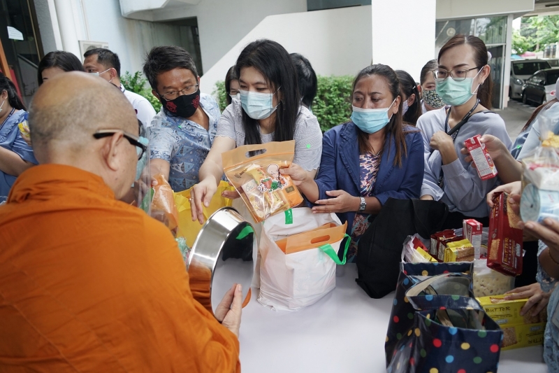 พิธีทำบุญตักบาตรข้าวสารอาหารแห้ง คณะสงฆ์จำนวน 9 รูป จากวัดเทพธิดารามวรวิหาร พระอารามหลวง เพื่อน้อมถวายเป็นพระราชกุศลและถวายพระพร