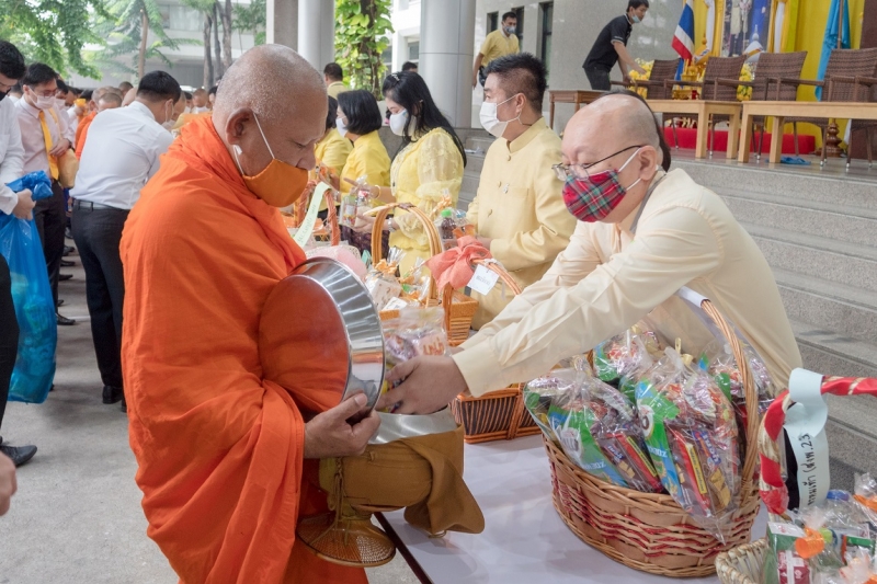 พิธีทำบุญตักบาตรข้าวสารอาหารแห้ง คณะสงฆ์จากวัดระฆังโฆสิตารามวรมหาวิหาร พระอารามหลวง เพื่อน้อมอุทิศถวายเป็นพระราชกุศลแด่พระบาทสมเ