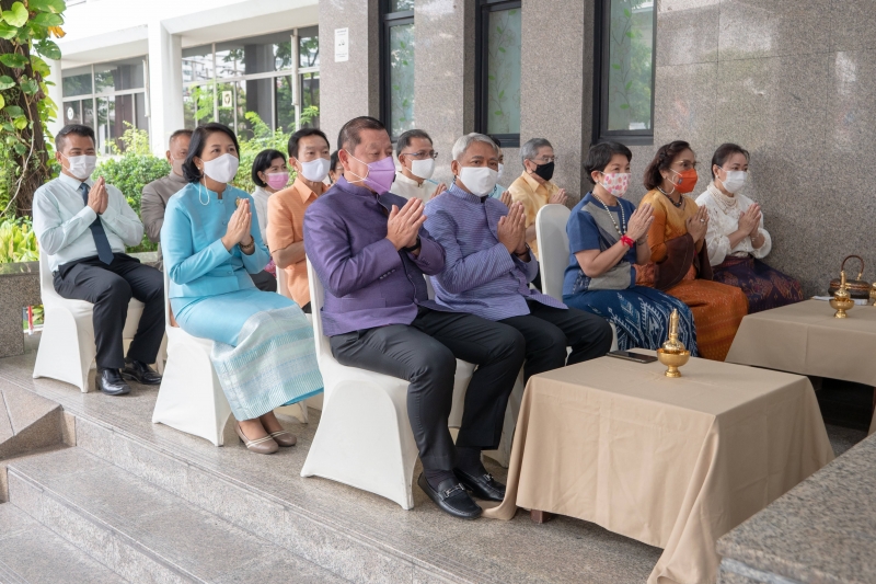 พิธีทำบุญตักบาตรข้าวสารอาหารแห้ง คณะสงฆ์จากวัดอินทรวิหาร พระอารามหลวง