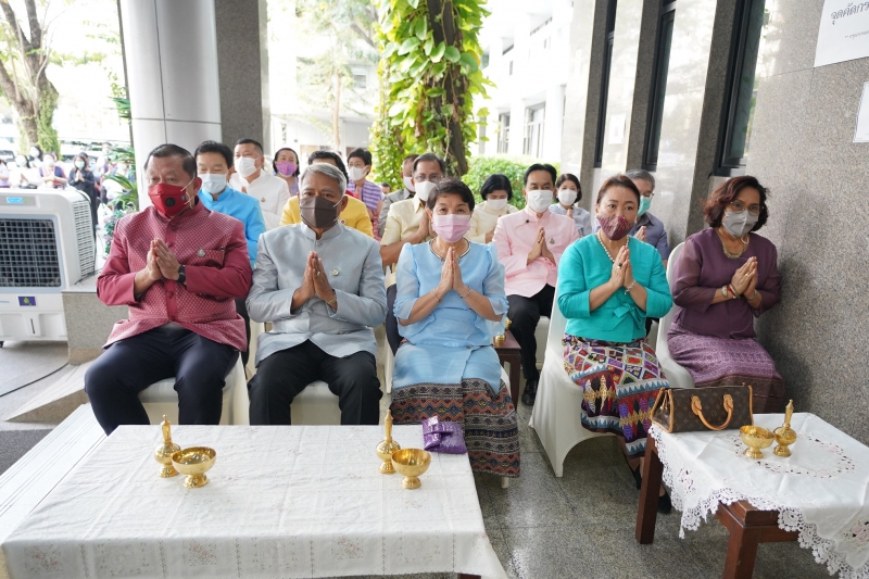 พิธีทำบุญตักบาตรข้าวสารอาหารแห้ง คณะสงฆ์จากวัดพระราม 9 กาญจนาภิเษก พระอารามหลวง