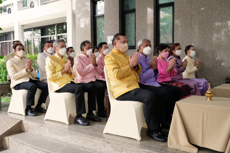 พิธีทำบุญตักบาตรข้าวสารอาหารแห้ง คณะสงฆ์จากวัดระฆังโฆสิตารามวรมหาวิหาร พระอารามหลวง เนื่องในเทศกาลขึ้นปีใหม่ พุทธศักราช 2566