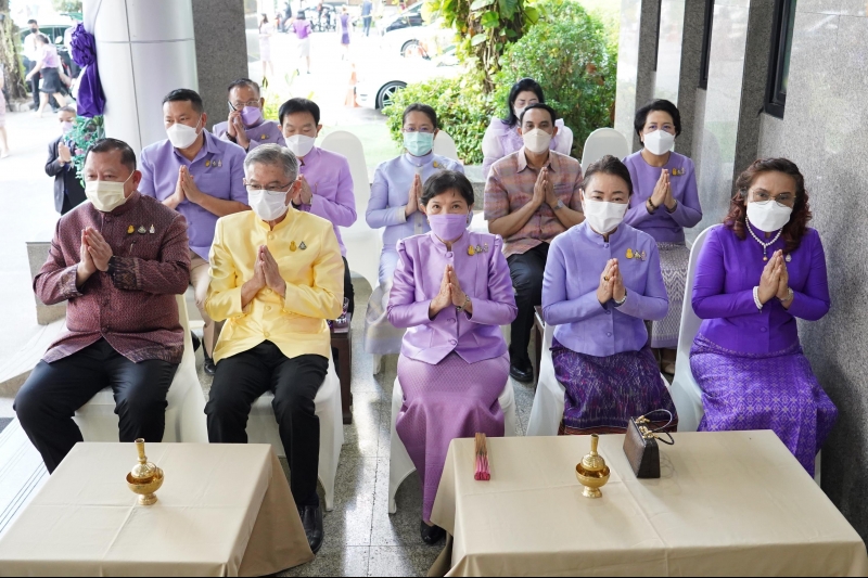 พิธีทำบุญตักบาตรข้าวสารอาหารแห้ง คณะสงฆ์จากวัดเทพธิดารามวรวิหาร