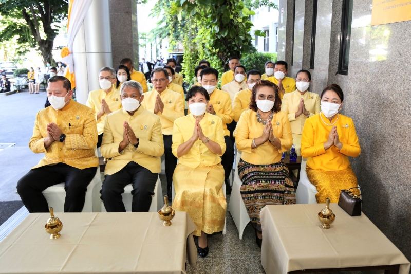 พิธีเจริญพระพุทธมนต์และทำบุญตักบาตร 