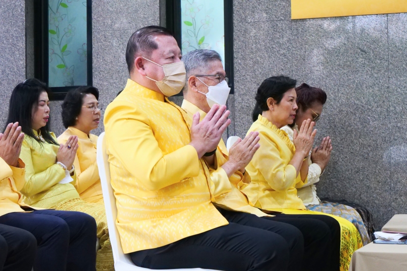 ทำบุญตักบาตร