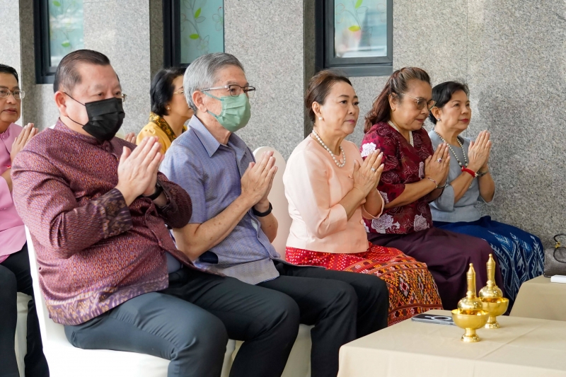 พิธีเจริญพระพุทธมนต์และทำบุญตักบาตร คณะสงฆ์ จำนวน 9 รูป