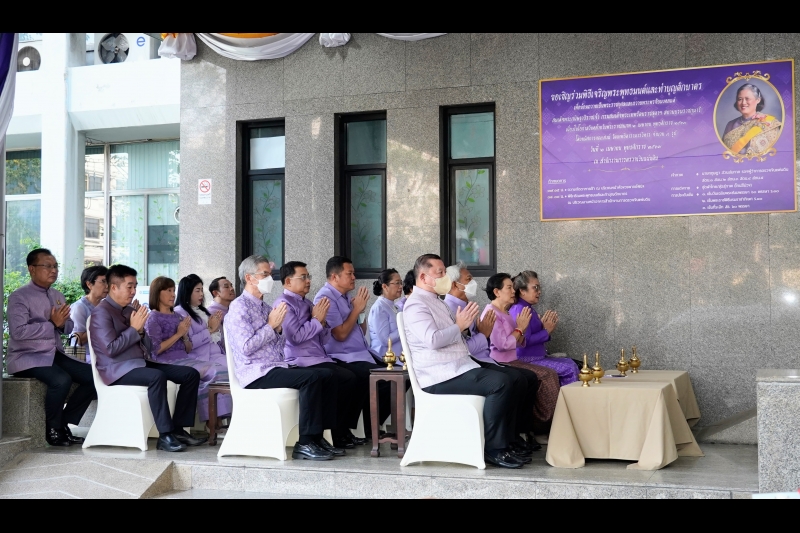 พิธีเจริญพระพุทธมนต์และทำบุญตักบาตร 