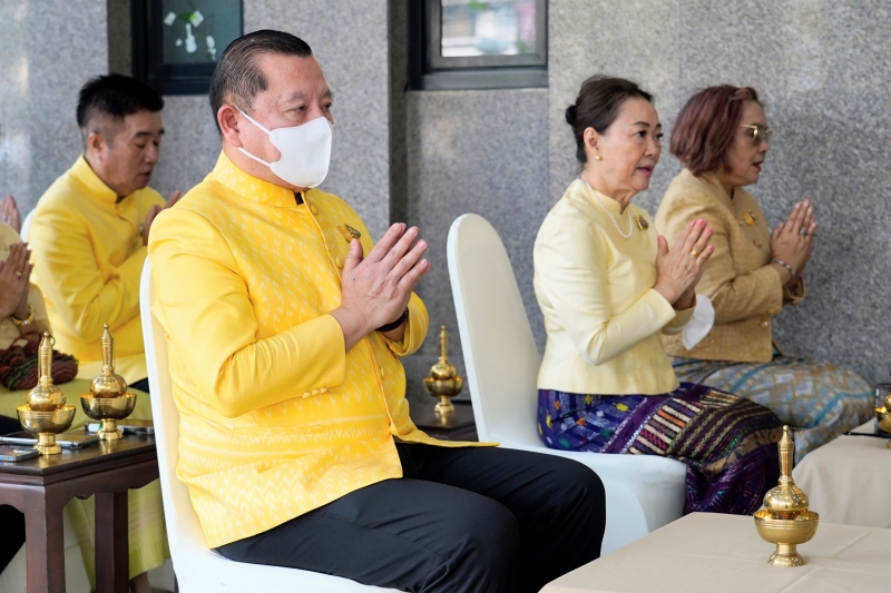 ทำบุญตักบาตร