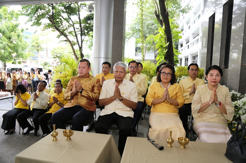 พิธีทำบุญตักบาตรข้าวสารอาหารแห้ง