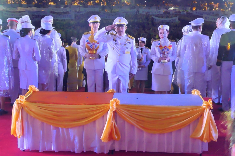 นายประจักษ์ บุญยัง ผู้ว่าการตรวจเงินแผ่นดิน ผู้บริหาร ข้าราชการและลูกจ้างสำนักงานการตรวจเงินแผ่นดิน ร่วมริ้วขบวนอัญเชิญเครื่องรา