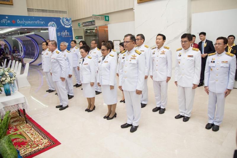 สตง. ถวายแจกันดอกไม้และลงนามถวายพระพร เบื้องหน้าพระฉายาลักษณ์สมเด็จพระนางเจ้าสิริกิติ์ พระบรมราชินีนาถ พระบรมราชชนนีพันปีหลวง