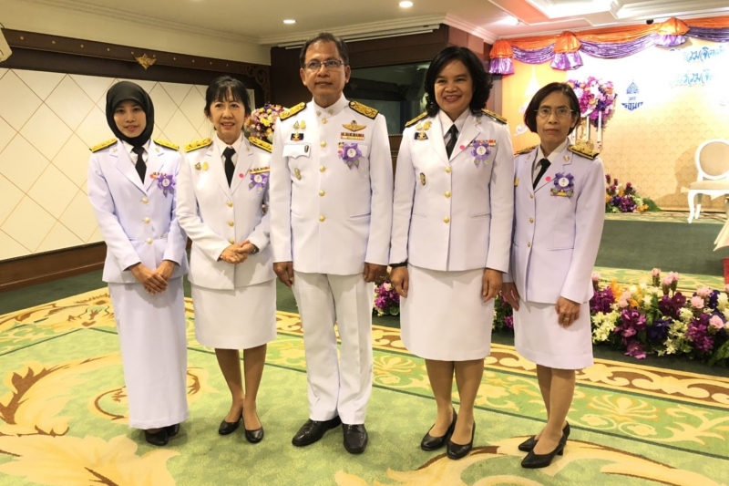 พระราชทานของที่ระลึกและฉายพระรูปหมู่ร่วมกับคณะผู้ตรวจสอบบัญชี ของสำนักงานการตรวจเงินแผ่นดิน