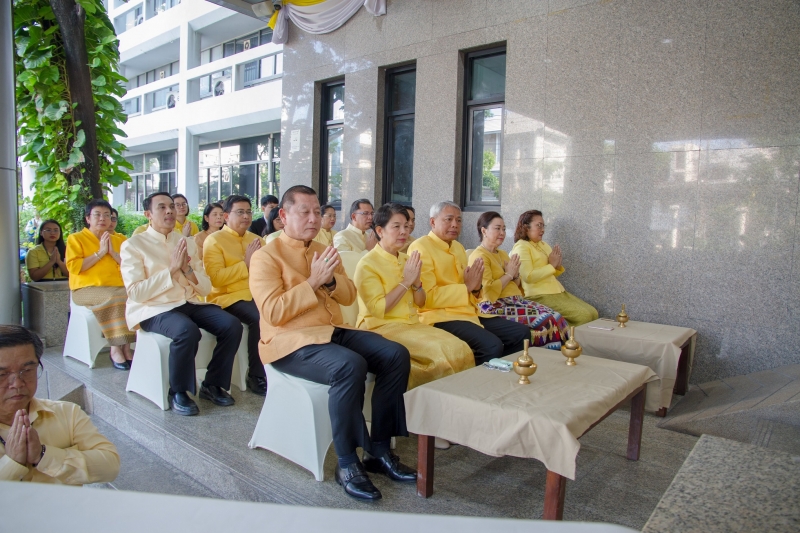  พิธีทำบุญตักบาตรข้าวสารอาหารแห้ง คณะสงฆ์จำนวน 9 รูป จากวัดบวรนิเวศวิหาร พระอารามหลวง เพื่อน้อมอุทิศถวายเป็นพระราชกุศลแด่  พระบา