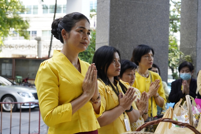 พิธีสวดพระพุทธมนต์และทำบุญตักบาตร