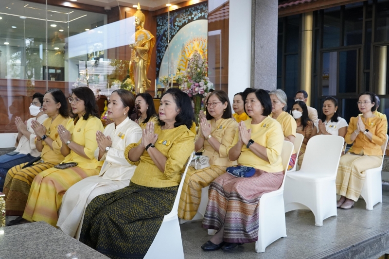 พิธีสวดพระพุทธมนต์และทำบุญตักบาตร