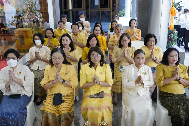 พิธีสวดพระพุทธมนต์และทำบุญตักบาตร