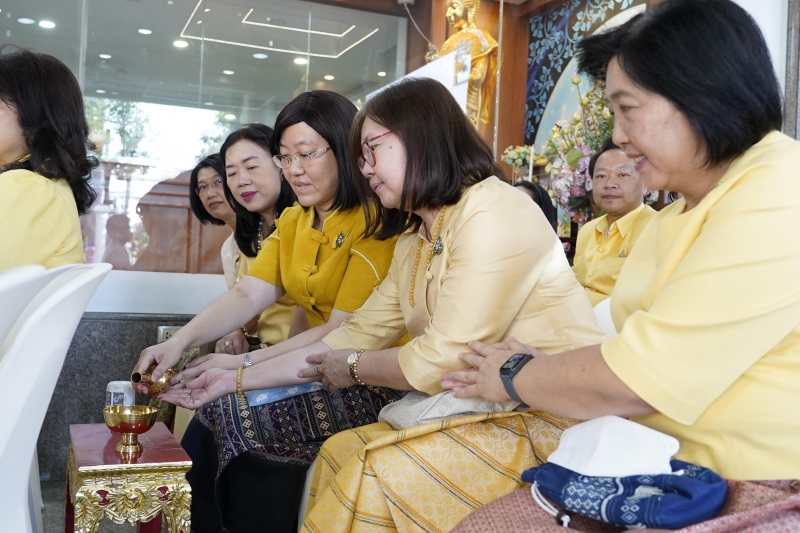 พิธีสวดพระพุทธมนต์และทำบุญตักบาตร