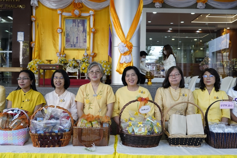 พิธีสวดพระพุทธมนต์และทำบุญตักบาตร