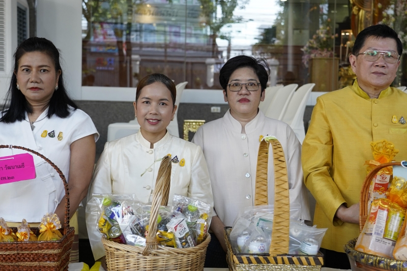 พิธีสวดพระพุทธมนต์และทำบุญตักบาตร