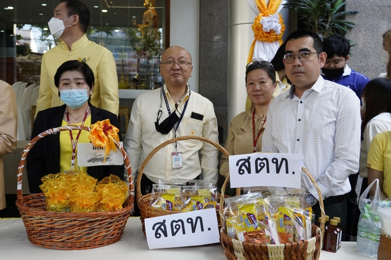 พิธีสวดพระพุทธมนต์และทำบุญตักบาตร