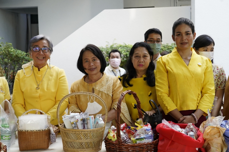 พิธีสวดพระพุทธมนต์และทำบุญตักบาตร