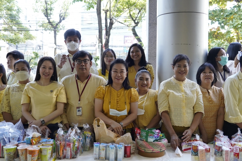 พิธีสวดพระพุทธมนต์และทำบุญตักบาตร