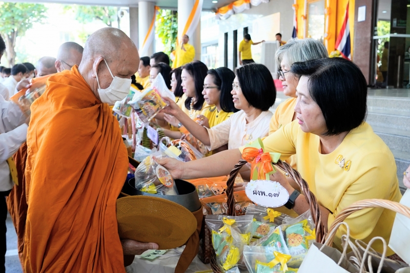 พิธีสวดพระพุทธมนต์และทำบุญตักบาตร
