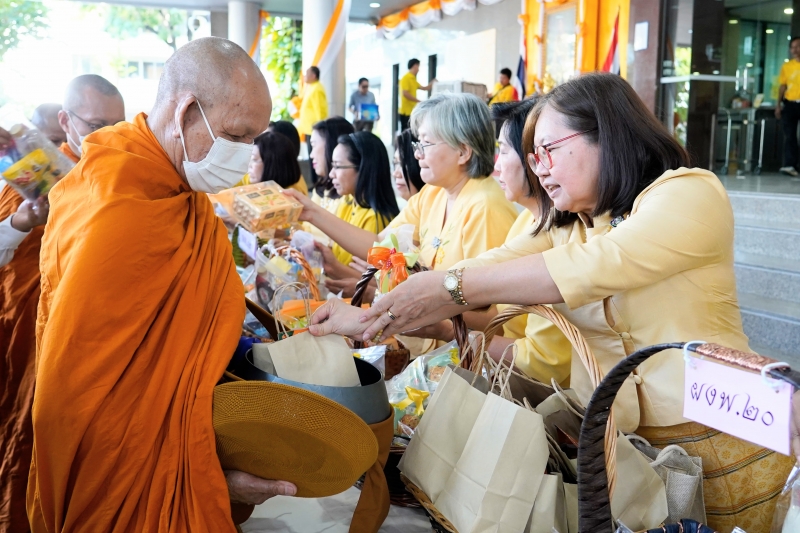 พิธีสวดพระพุทธมนต์และทำบุญตักบาตร