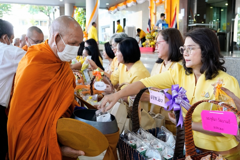 พิธีสวดพระพุทธมนต์และทำบุญตักบาตร