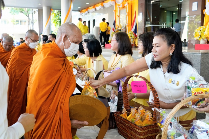 พิธีสวดพระพุทธมนต์และทำบุญตักบาตร
