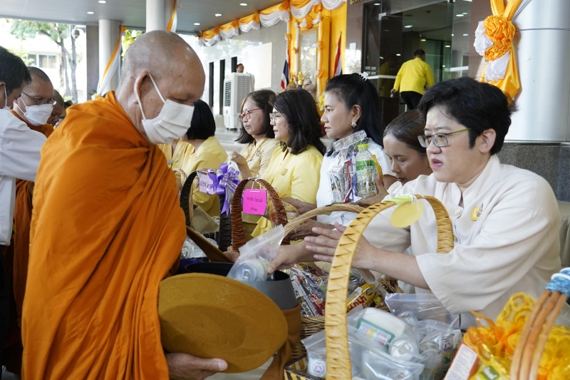 พิธีสวดพระพุทธมนต์และทำบุญตักบาตร