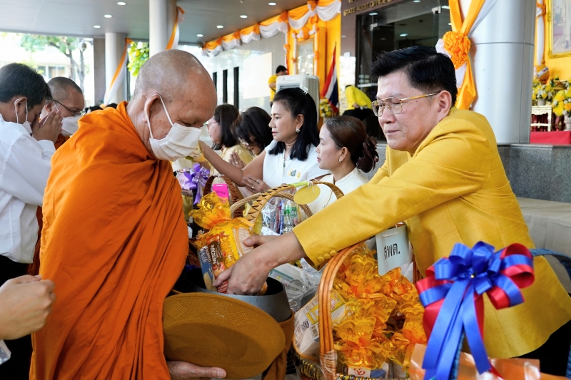 พิธีสวดพระพุทธมนต์และทำบุญตักบาตร