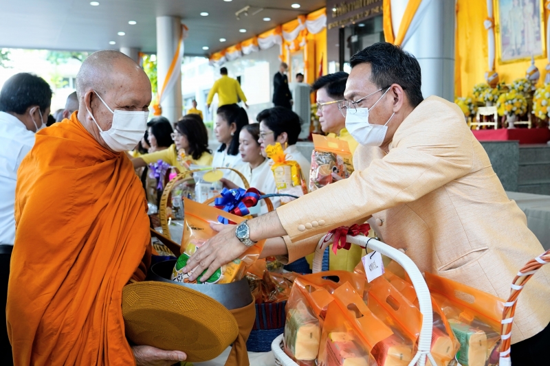 พิธีสวดพระพุทธมนต์และทำบุญตักบาตร