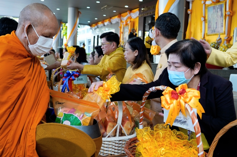 พิธีสวดพระพุทธมนต์และทำบุญตักบาตร