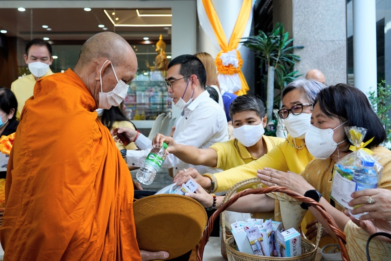 พิธีสวดพระพุทธมนต์และทำบุญตักบาตร